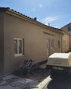 Ravalement de façade avec enduit crépi lisse à Coucouron (07)