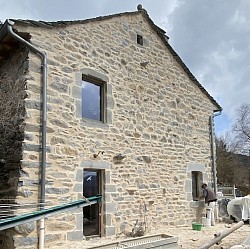 Joints de pierre sur une façade en Haute-Loire (43)