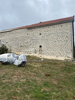 Façadier rénovation façade joints de pierre à Bains