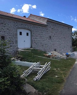 Réalisation d'un rejointoiement de pierres à Fix-Saint-Geneys (43)