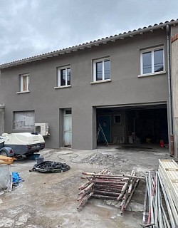 Application de crépi gratté pour façade à Costaros (43)