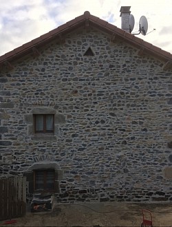 Façadier joints de pierre à la chaux à Vézézoux