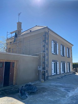 Façadier rénovation crépi à la chaux à Saint-Pal-de-Senouire