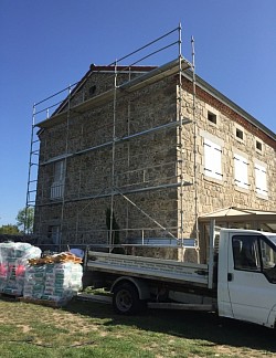 Jointoiement de pierres à la chaux au Vernet (43)