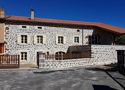 Rejointoiement de façade en pierre à Allanche (15)