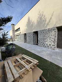 Ravalement de façade en crépi et rejointoiement de pierre à Saint-Julien-Chapteuil (43)