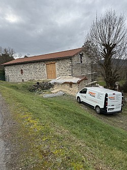 Rénovation de façade avec enduit à la chaux à Saint-Julien-Chapteuil (43)