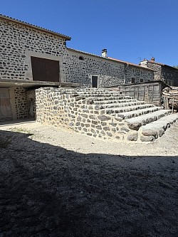 Ravalement et rejointoiement de façade en pierre à la chaux à Saugues (43)