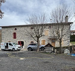 Rejointoiement de façade en pierre à la chaux à Cournon-d’Auvergne (63)