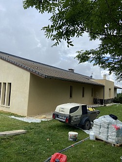 Ravalement de façade en crépi à la chaux à Coudes (63)