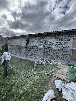 Rejointoiement d’une façade en pierre à Langeac (43)