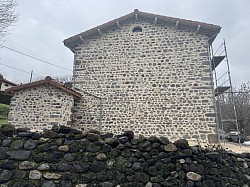 Rénovation de façade avec joints de pierre à Allègre (43)